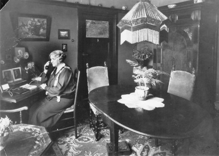 HVB FO 00681  Directrice Tine Dona van het Zeehuis in haar werkkamer (1)